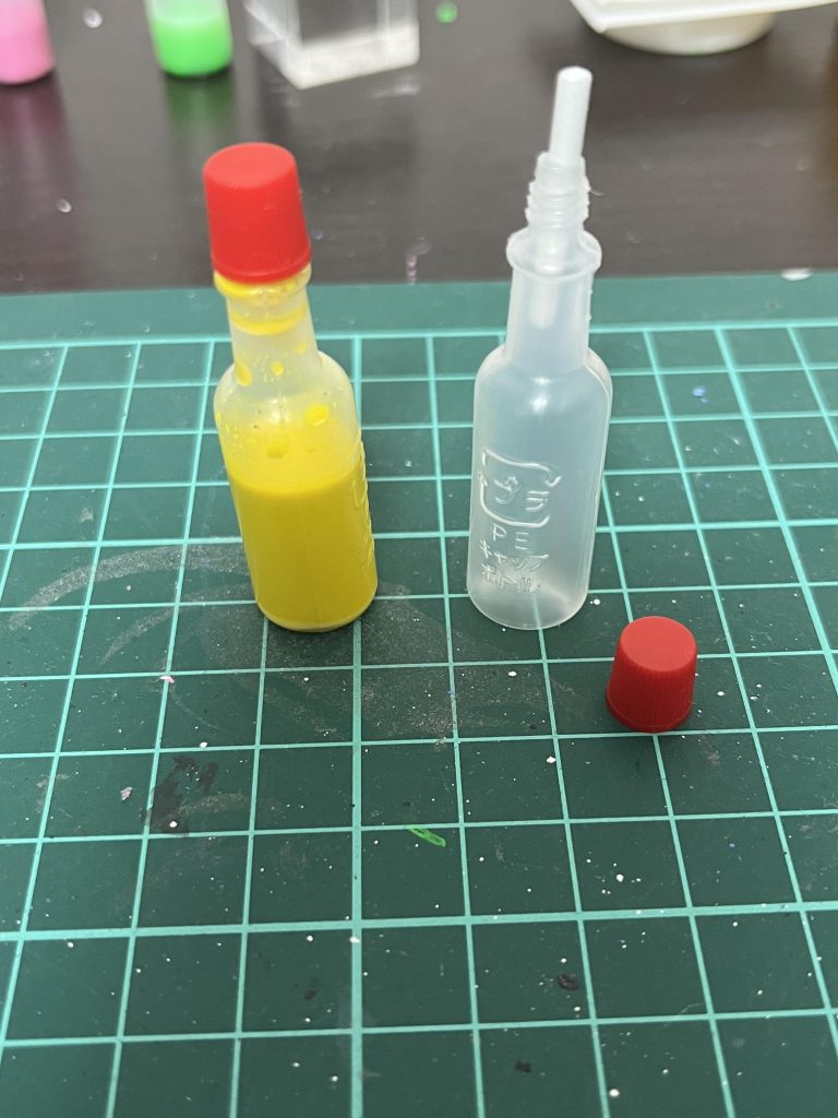 ターナーのアクリルガッシュを水と1:1ぐらいで混ぜてタレビンに吸わせ、アロマディフェザーのスティックを適当な長さに切って使いました。