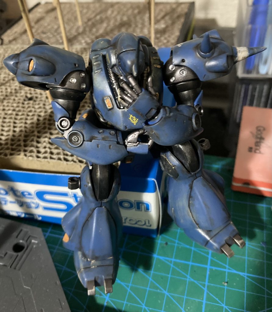 目を離した隙に、妻の手によって何かにとても悩んでいる感じにポージングされてました。