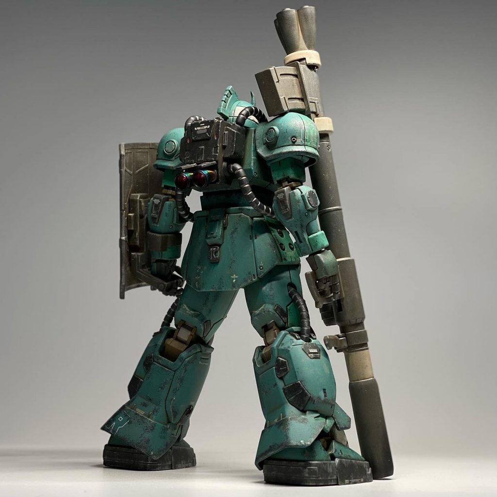 他機のブグに搭載している武器用のマウントラッチ、ハードポイント等基本装備はそのまま採用されているが肩部のラッタルの廃止、バーニア補助板の追加などのフラナガン機関独自のマイナーチェンジが施されている。