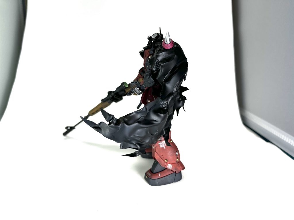 メルカリで購入した素組みのオリジン版ザクⅠを一部塗装し、つや消し仕上げの後デカールとウェザリングをしてます。以前サバゲーにハマっていたこともあり、友人にスナイパーがいるのですが、その思想をふんだんに盛り込みました。彼に言わせるとスナイパーといえばマント！ということで、クリアファイルを熱してマントを自作しました。何度かやり直してなんとかいい感じのたなびかせ具合に落ち着きました。