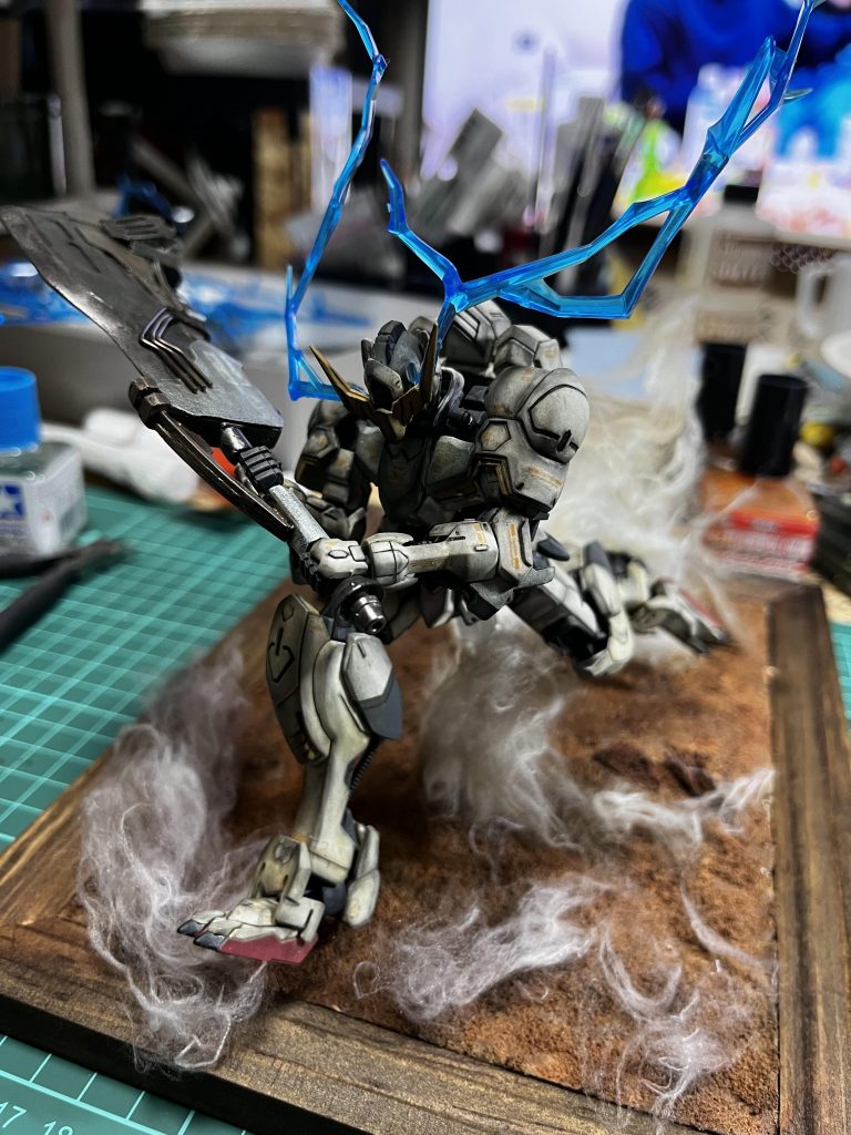 仮置きしてみると武器が重すぎて保持出来なかったので右肩は瞬着での固定と裏から爪楊枝挟んでの固定で乗り切ってます。もともと持っていた綿では弱々しい感じがしたので、この後羊毛フェルトを買いにダイソーまでダッシュしてます。