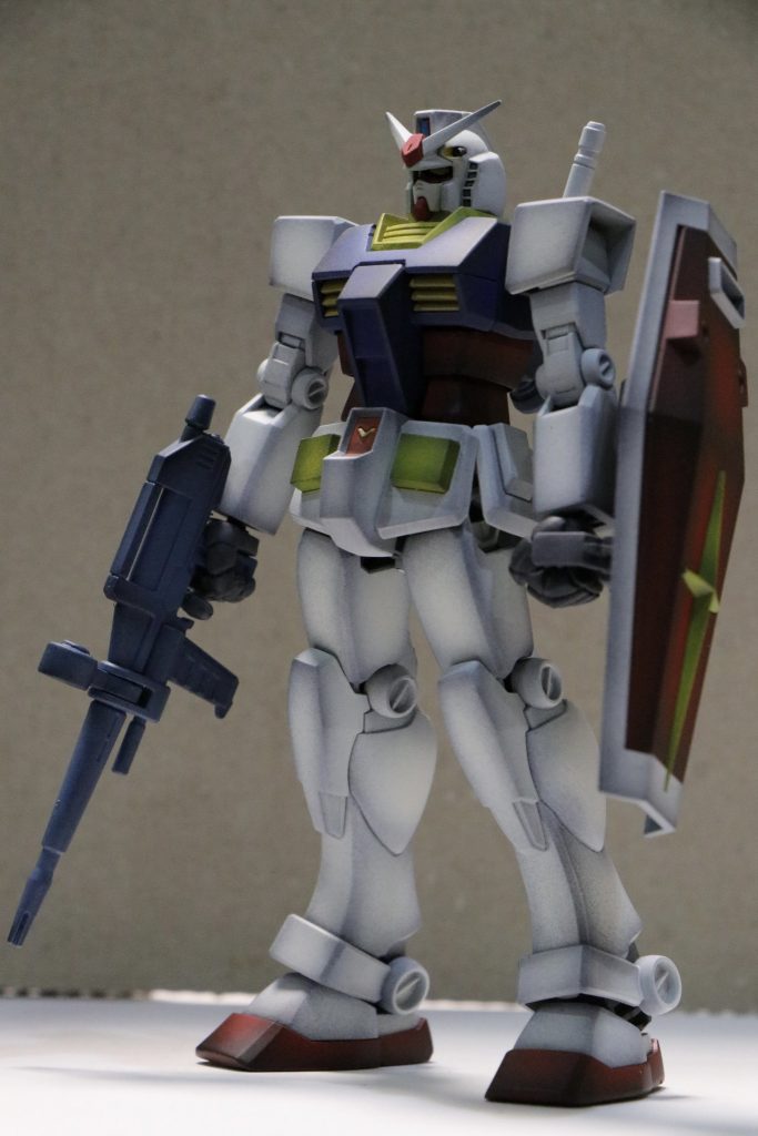 極力ディテールを排して旧キットのように。足の甲の段差ディテールや肩の上部への張り出しなどもアニメイメージに変更しています。劇画っぽさをウェザリングではなくグラデーション塗装で表現してみました。