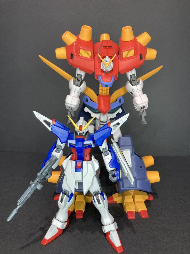 同じ1/144ですがとにかくデカいです。小さな頃から好きだったデビルガンダムを飾りたく作れたのでとても満足してます笑