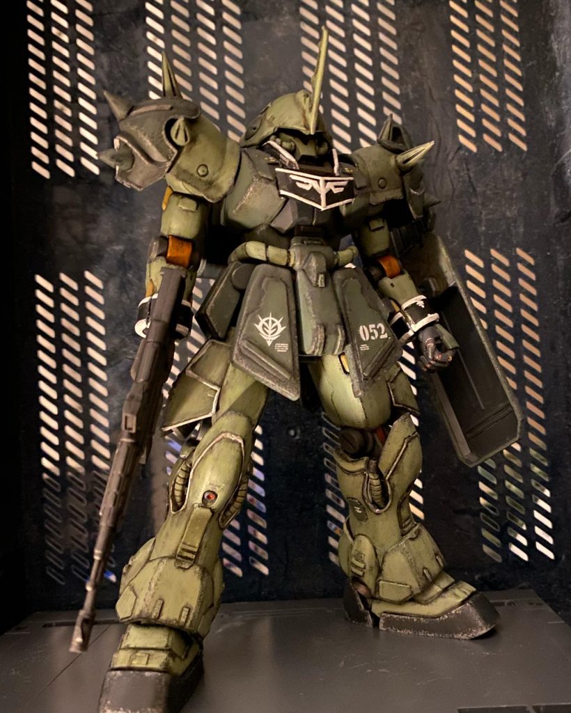 HGギラズールはスタイリッシュで足が長いのでマラサイのボディとはバランスが悪く感じたので、腰のフロントアーマーを4mm延長しました。
