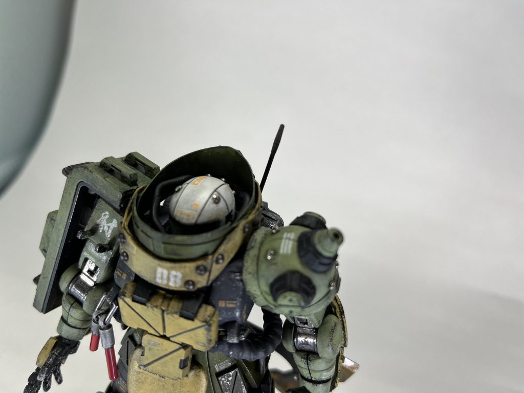 頭部です。ジャガーノートが被っているヘルメットを頭部装甲で表現するため、白に塗り直し、筋彫りとリベット打ちをしました。首周りの装甲はまさにジャガーノートの雰囲気を出すための最重要ポイントだったので現物合わせをしながら３回ほどやり直しました。プラ板を均等に曲げるのに苦戦しました。