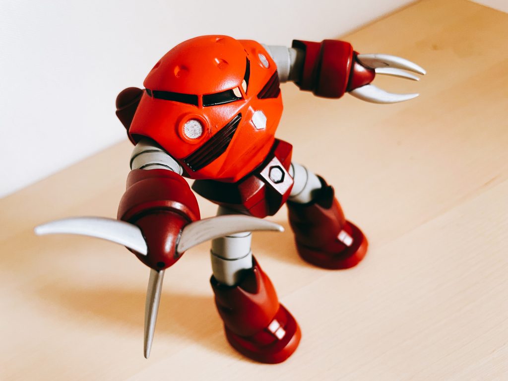 本当は艶ありのトップコートしようと思ったんですが、買いに行くのが面倒で艶無しで仕上げてます。モノアイはゴールド、それ以外はメッキ風シルバーを筆塗り。