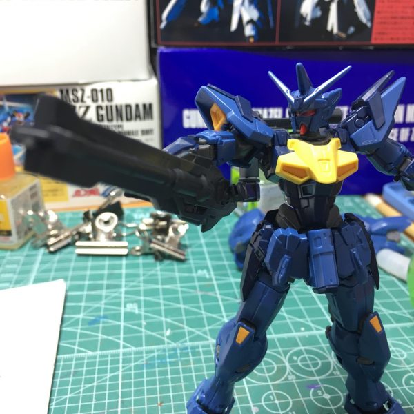 ビームキャノンも左右に振れるように加工しました。パワードアームズの部品を使用して中間でロールと1軸で折れるようにした結果、キャノンを両手で構えられるようになりました。やりすぎると肩が抜けるので注意…（2枚目）