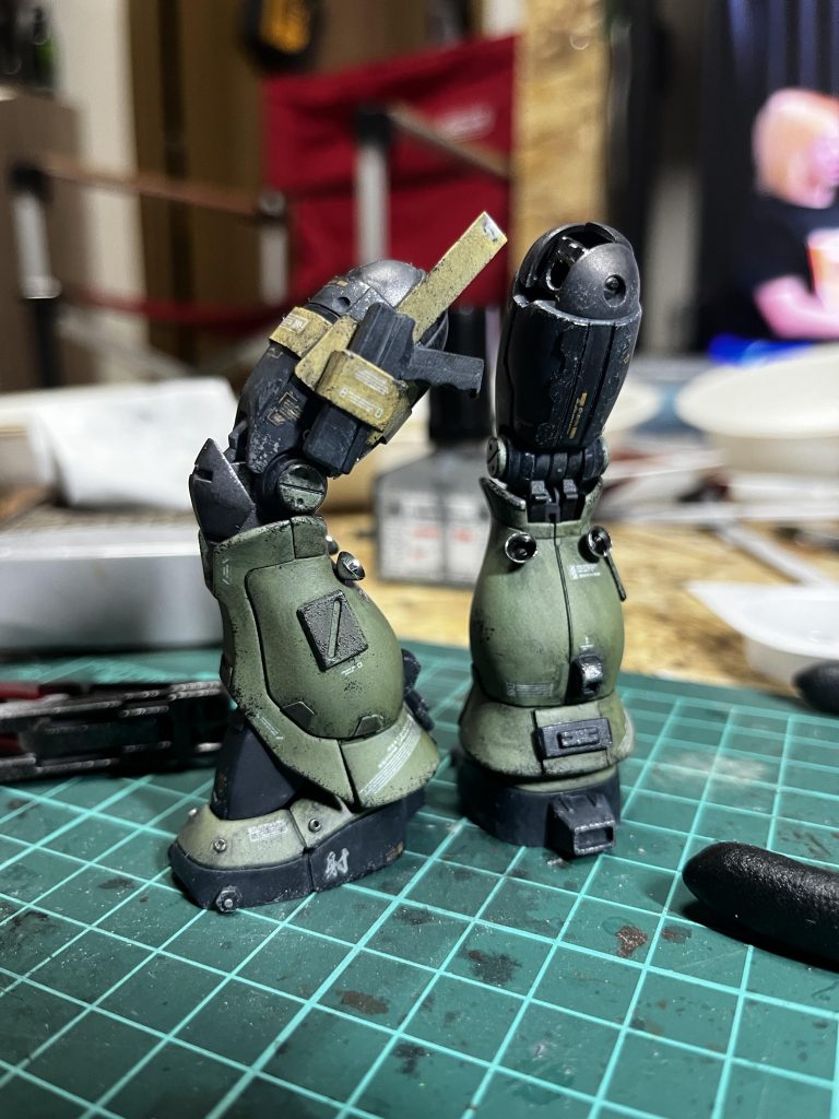 友人にグロックを見せたくて撮った写真です。膝横の丸い関節部分は一つパーツを無くしてしまい。代用案を考えていたら、なんと公式から出ているスパイクパーツがビタハマり。こんなことまで考えてくれているとは流石公式ですね。