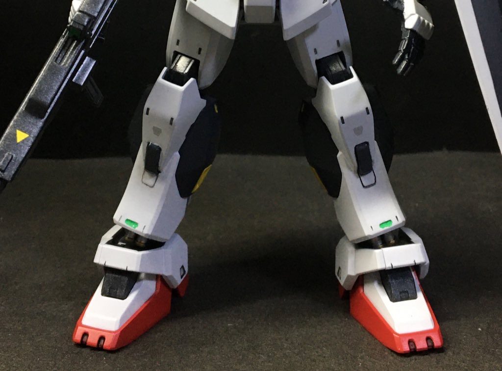 脚部は巻頭イラストのデザインに合わせてセンサー部分を追加してます(^^)膝の部分は削って若干短くしています(^^)