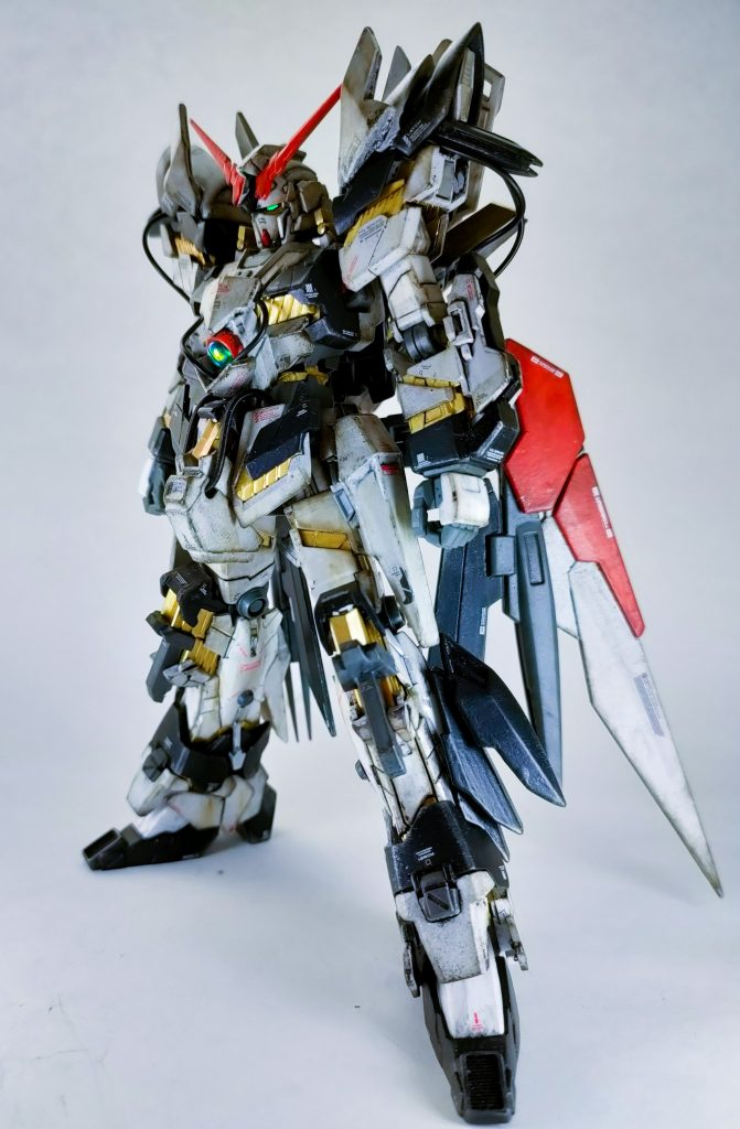 そんなわけでロストユニコーンFR(フェニーチェリナーシタ)でした。パピヨンに敗れたイタリアの伊達男が憎しみのあまりアンチサイコミュ機の設計図を書き上げたものの、色々と思い直して破棄。闇に葬られた機体という設定です。ユニコーンガンダムの改造はサイコフレームの関係でかなり悩みました。ユニコーンガンダムはウイングガンダムと近いコンセプトで企画されたと言う話を目にして、違いのわかりやすい肩や胸に、ジャンクで眠っていたフェニーチェリナーシタのパーツを盛る形で仕上げています。サイコフレームをつや消しにしたくなかったのでパーツ単位での塗装、ウェザリング、トップコートはかなり大変でした。今後バンシィノルンも作る予定があるので、今回の反省を活かして手順を整備しておきたいと思います。それでは最後までご覧いただきありがとうございました。よければ過去作も見てやってください。