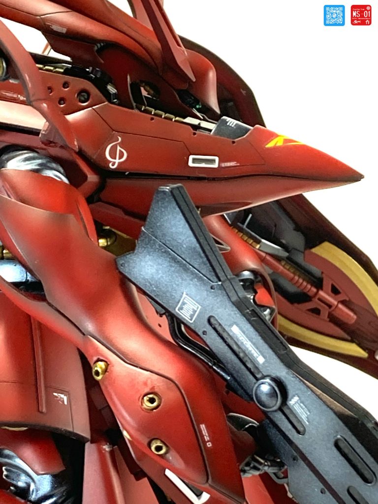 ディテールアップ:2 モノアイレンズモノアイはキット付属のメタリックシールの上にハイグレード模型用セメダインをちょん乗せして乾燥すれば簡単にレンズ表現ができます。光も良く拾ってくれるし超お手軽なので初めての方にもお勧めです！