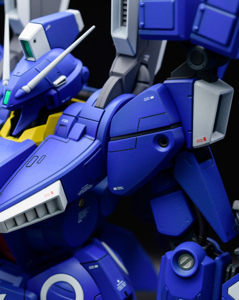 肩にもスジボリを追加していますが、失敗が怖いのでシンプルなラインにしていますw