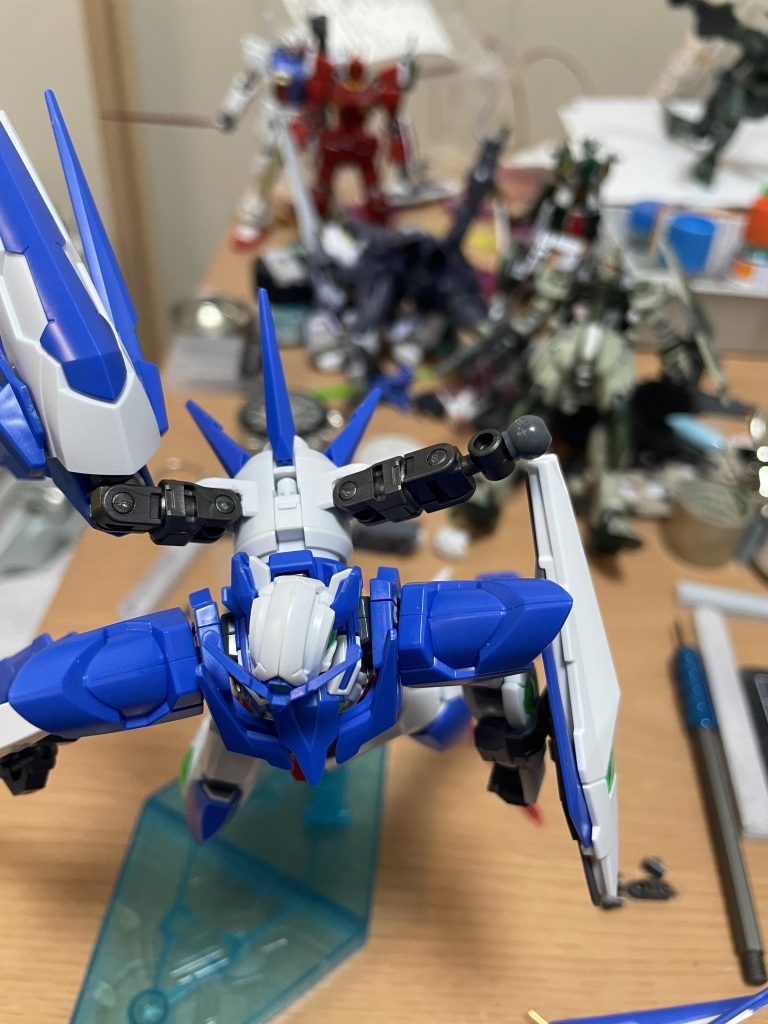 背中のスラスターの根本をちょっと干渉するので軽くカット加工してコトブキヤジョイントパーツを組み合わせてポリキャップを被せるだけの簡単改修であなたのガンダムアメイジングエクシアも高機動型に磨きをかけれますよ!?
