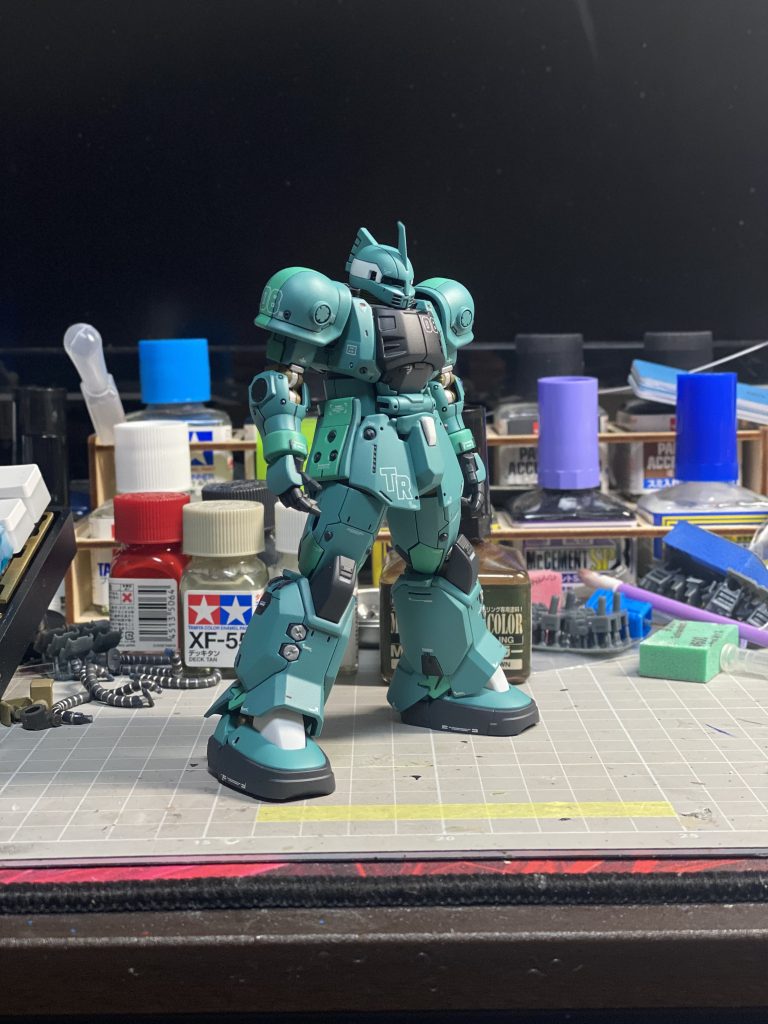 塗り分け塗装、墨入れ、デカールまで終了。右肩にワンポイントで入れたグリーンがいい感じに思えたので各部を塗り分けてみました。とにかく久しぶりすぎたので作業効率が悪く、かなり時間がかかってしまいました。工作中は机がいつも大変なことになります笑