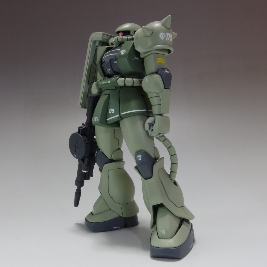 素立ちにおいては、拳の位置も重要な要素と思っており、ザクだと足のつけ根あたり。