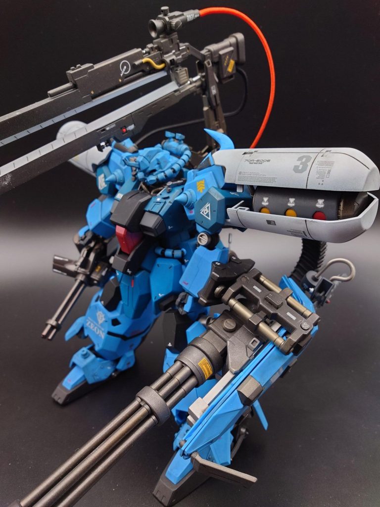 再び元の形態に戻ります。肩はハイゴックのミサイルカバーを改造しています。この大の字フォルムが初期案だったので、グフ・カスタムモチーフにすると決めた時は、シールドの形状や肩のスパイクのイメージが全く思いつかずに完全に制作がストップしていました。