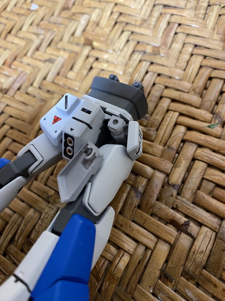 リアアーマーはカットして既存の穴にボールジョイントを埋め込み、少しの可動化を実現。