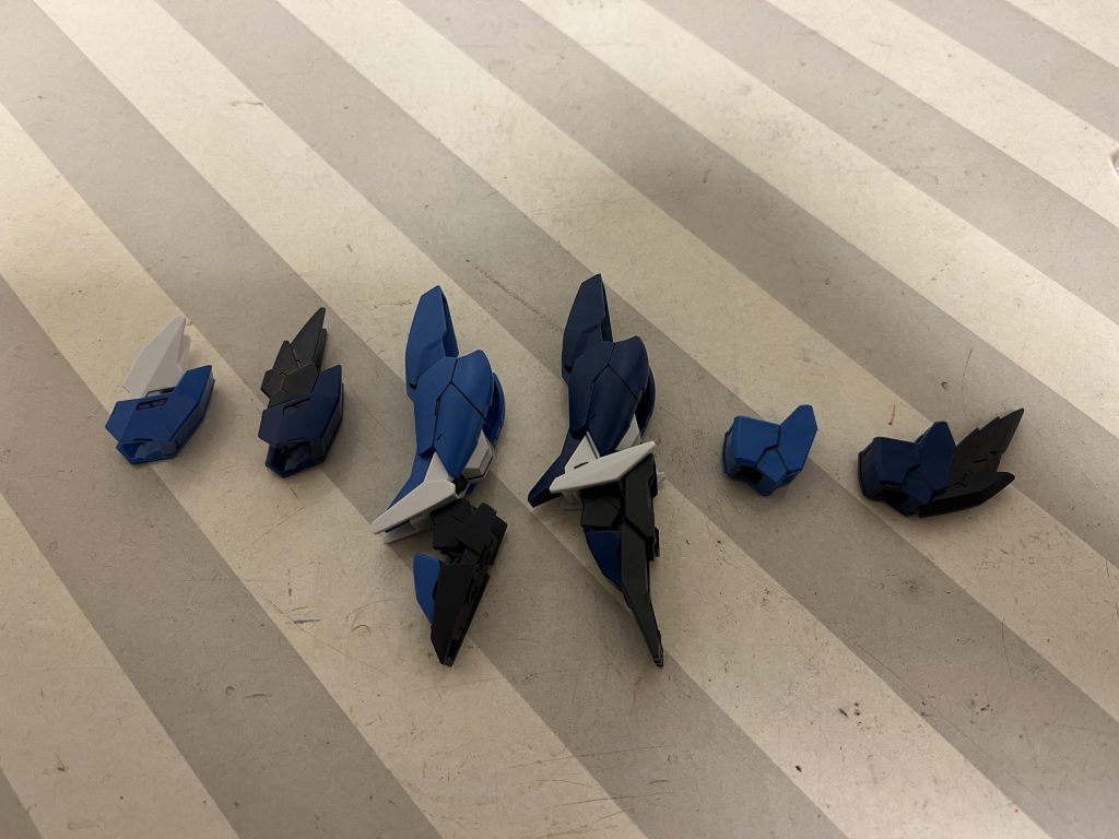 組替えが必要なのは肩と足と腕パーツ。他はただの色違いです。肩と腕は簡単に組み替えれますが、足は少しバラさないといけません。