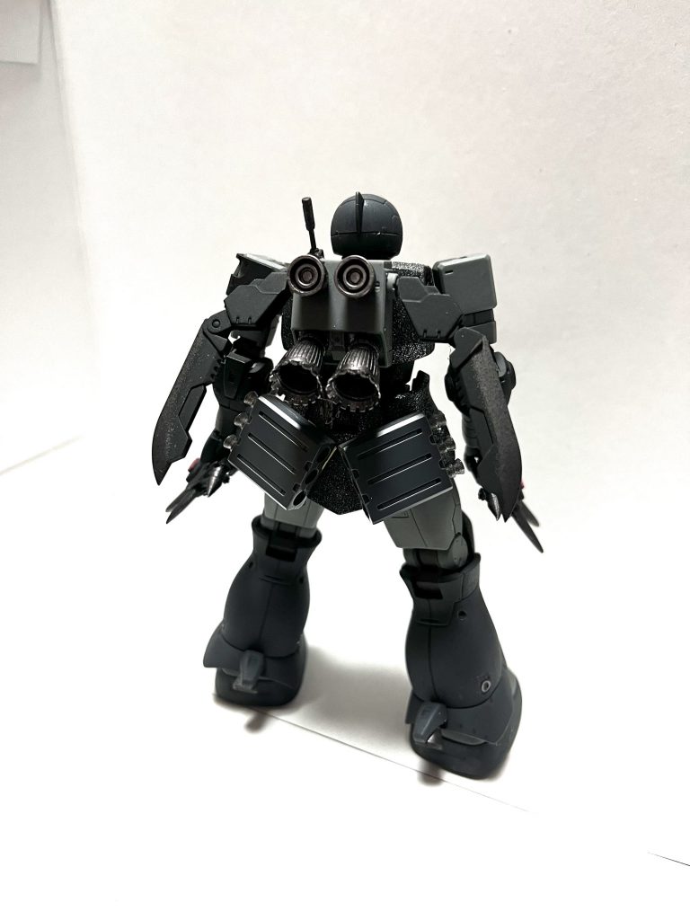 背面から。バックパックは大型化したくないなぁと思いつつもバーニアは大型化。エネルギー源とかはよく考えてません。バックパックにはなんか早そうということでウイングを取り付けてます。このウイング、武器にもなるんだぜ。脚部にもバーニアを追加。とりあえずバーニアいっぱいあれば速いだろって安易な発想でした。メイン武器のナルガ双剣ですが、底部に射出可能なニードルがあるという設定で、その替えニードルを装備してます。釣具のネイルシンカーというものを使いました。