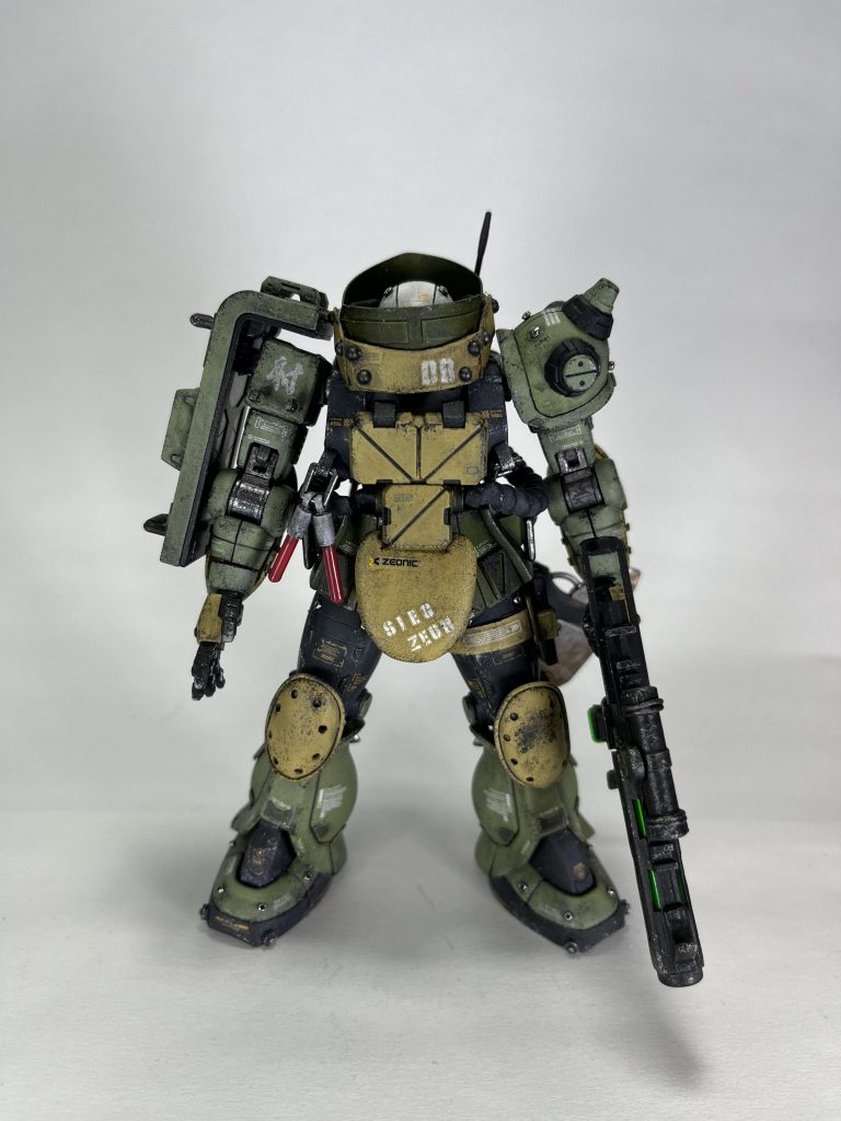 正面から。表面処理、サフ、ガンマカエアブラシで塗装、デカール、つや消し、チッピング、ウェザリングといつもの流れです。目を引く追加装甲(ダークイエローの部分)はCODのジャガーノートという強いやつをモチーフにしました。投稿の中で何度か触れていますが、以前サバゲーをやっていた影響でCODは全然やってないのですが「こんな装備かっこいいよなぁ」と当時思っていたものを具現化しました。夢も叶えられるんだからガンプラってすごいですね。胸部の装甲以外は全てフルスクラッチです。黄色いパーツを見つけたら暖かい目で注目してやってください。