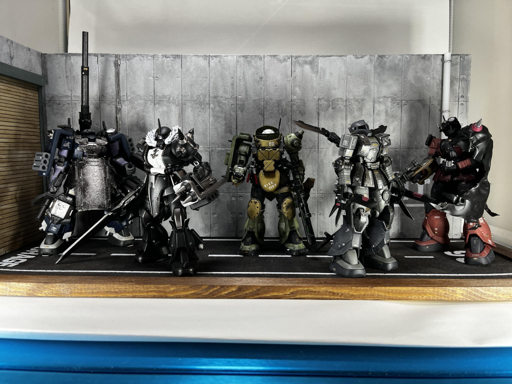 メンバーの配置は能力者系漫画を意識していて、統一されたポーズは取らず、なおかつ全員違う目線にしています。それぞれが所属していた部隊のエース級が生き残り、終盤の戦いに向け集められたスペシャリストたちというバリバリ厨二病な設定が裏にあったのでそれをイメージしました。