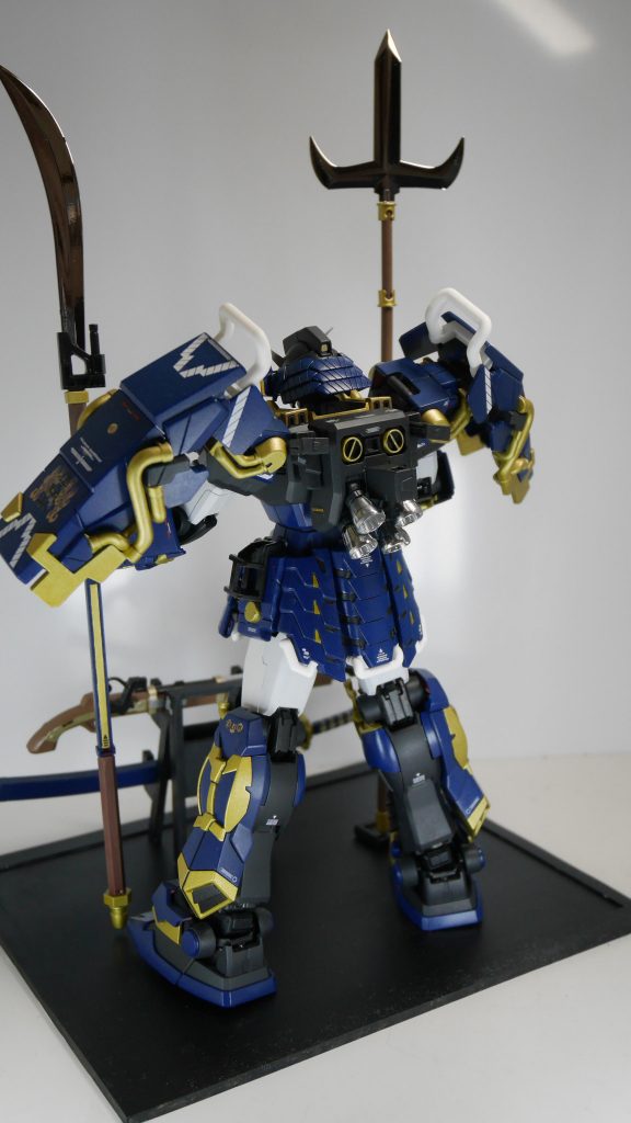 鉄砲の一部やバーニアはガンダムマーカーのメッキシルバーでメタリックに仕上げています。予想以上にギラギラでびっくりしました(о´∀`о)