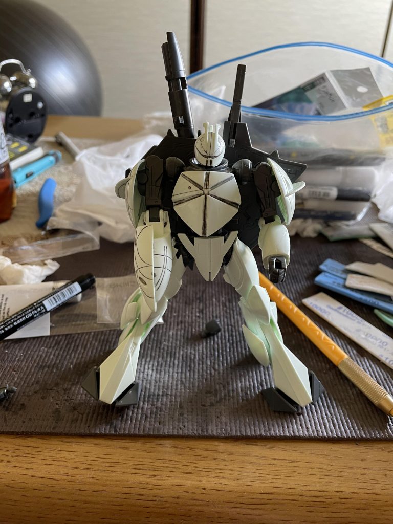ガンダムマーカー墨入れ筆ペンを使用してアタリをつけた後になぞる様にモールドの彫り直しを実施。