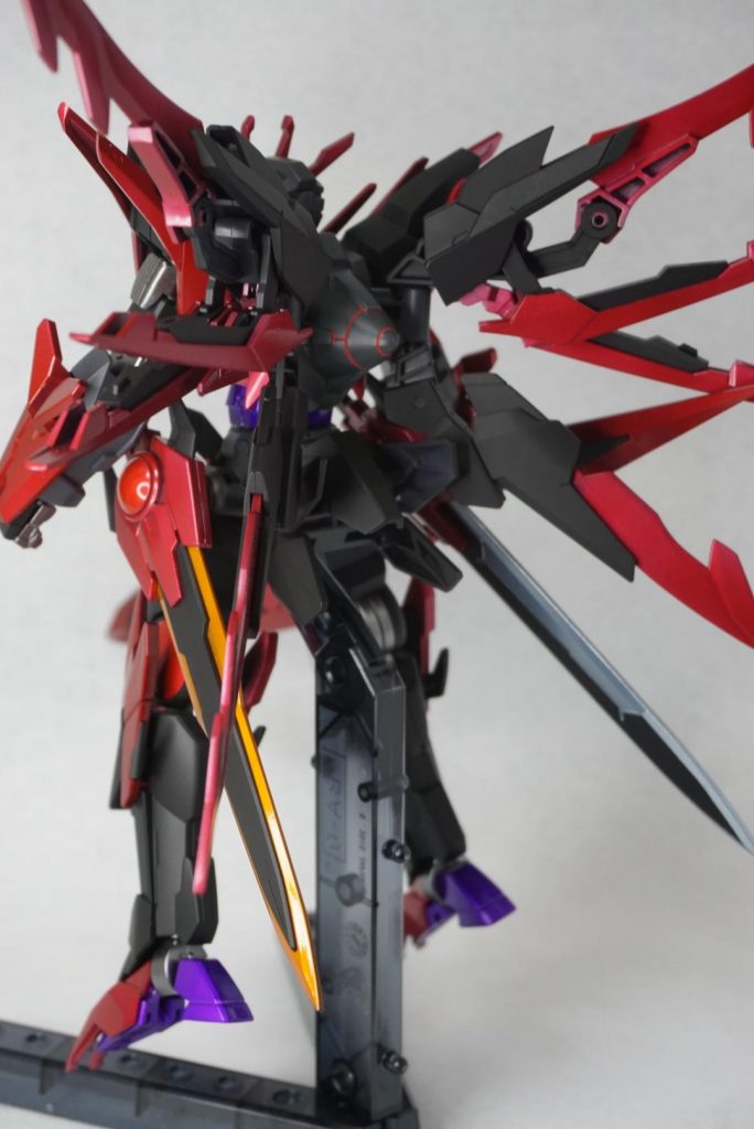 元々はトランジェント+グレイシャー+エクシアダークマターの3機でミキシングしようと考えていたのですが、制作中に色々と問題が起きてダークマターの要素をオミットしていました。(メイン写真)ですが、どうしても諦めきれず、試行錯誤を繰り返した結果、ダークマターのプロミネンスブレイドとブライクニルブレイドを装備させる事ができました。(腰に装備させるくらい余裕だろうとたかをくくっていました。猛省しています。)