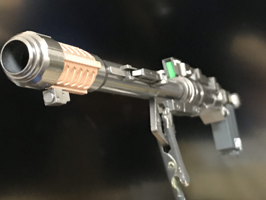 ユニコーンは本体の色味が少ないので、武器類は単調にならないようなカラーリングにしました。バズーカは全体をガイアノーツのスターブライトアイアンで、砲身の先の方のパーツをカッパーで、弾倉をネービーブルーで塗装しました。