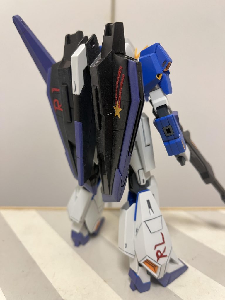 また、それぞれマークの対になる箇所にはルーのイニシャルを入れてみました。ジュドー達が施したマーキングという設定なので、手作り感を出すため、こちらも100均のテープを切り出しました。地味に大変だったので、2度としたくないですw
