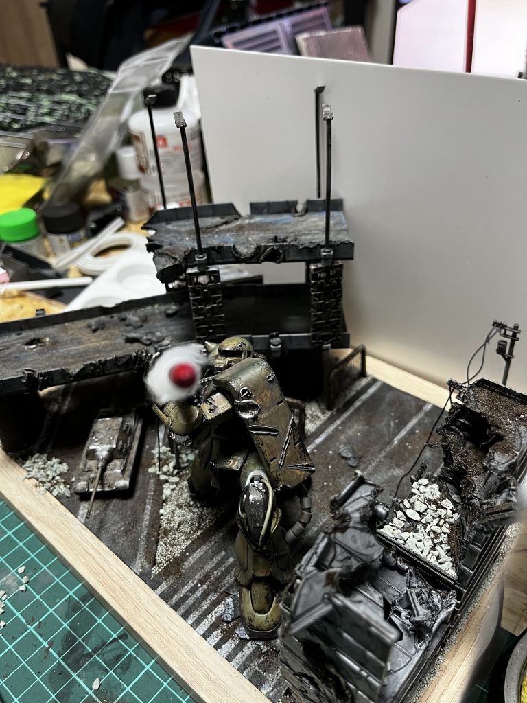 砲撃ポーズでの戦闘が多いと考え、スパイクアーマーとシールドの位置を変え、機体左側を中心に半田ごてで傷を入れました。