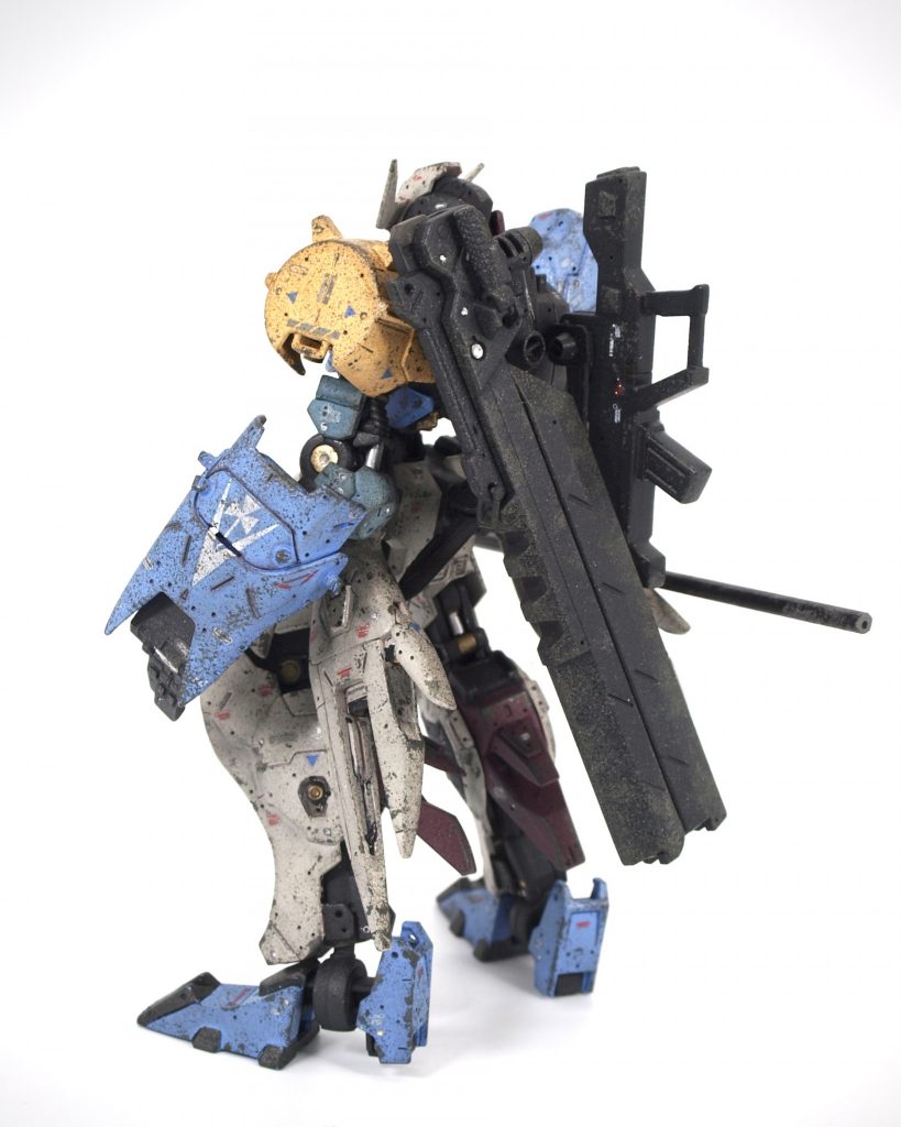 左リアビューシールド？にはウォーレン家の家紋のデカールを貼りました