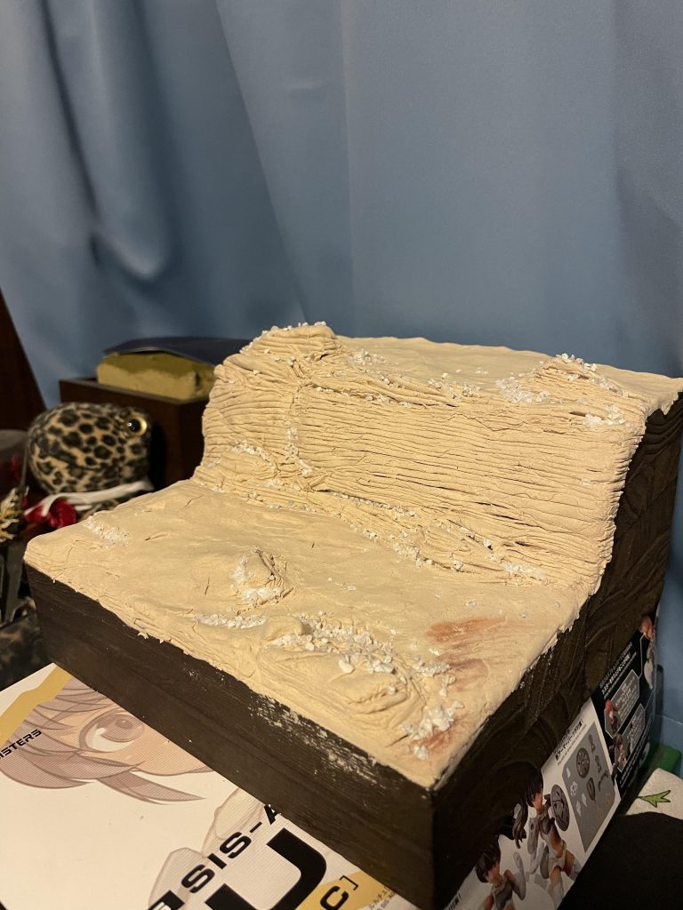 こんな感じで岩とか崖を粘土細工で作ってます。