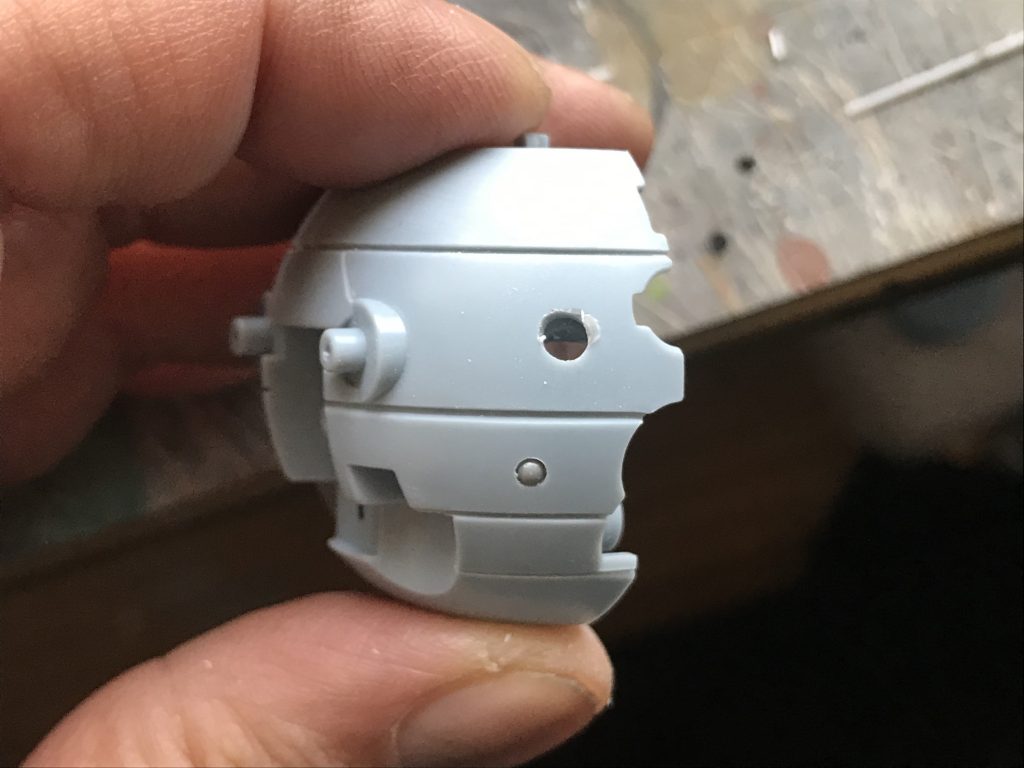 ボール本体にLEDユニットを入れる為、プラパイプの外径に合うよう開坑。