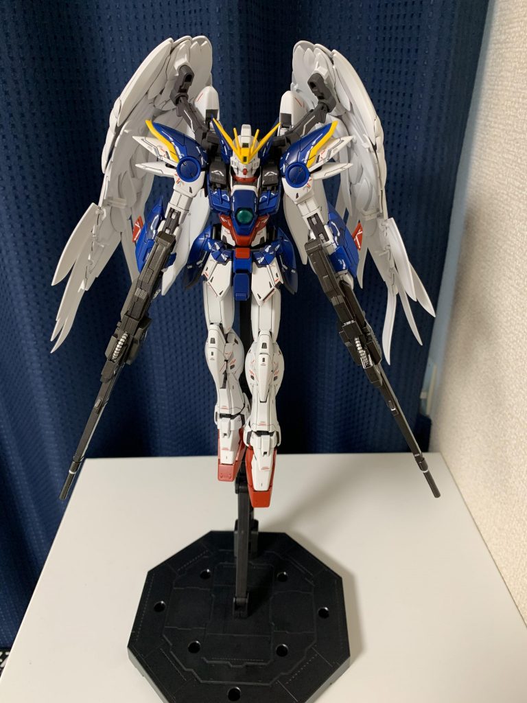 降臨ポーズです。脚が前後にスライドできるのでいいですね。