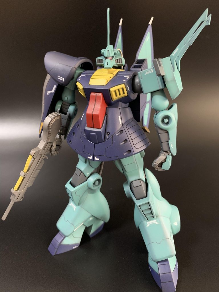 ライフル装備。あと頭部から背中につながる動力パイプみたいなのをスプリングに置き換えています。これで元は固定だった首に少し表情がつけられます。