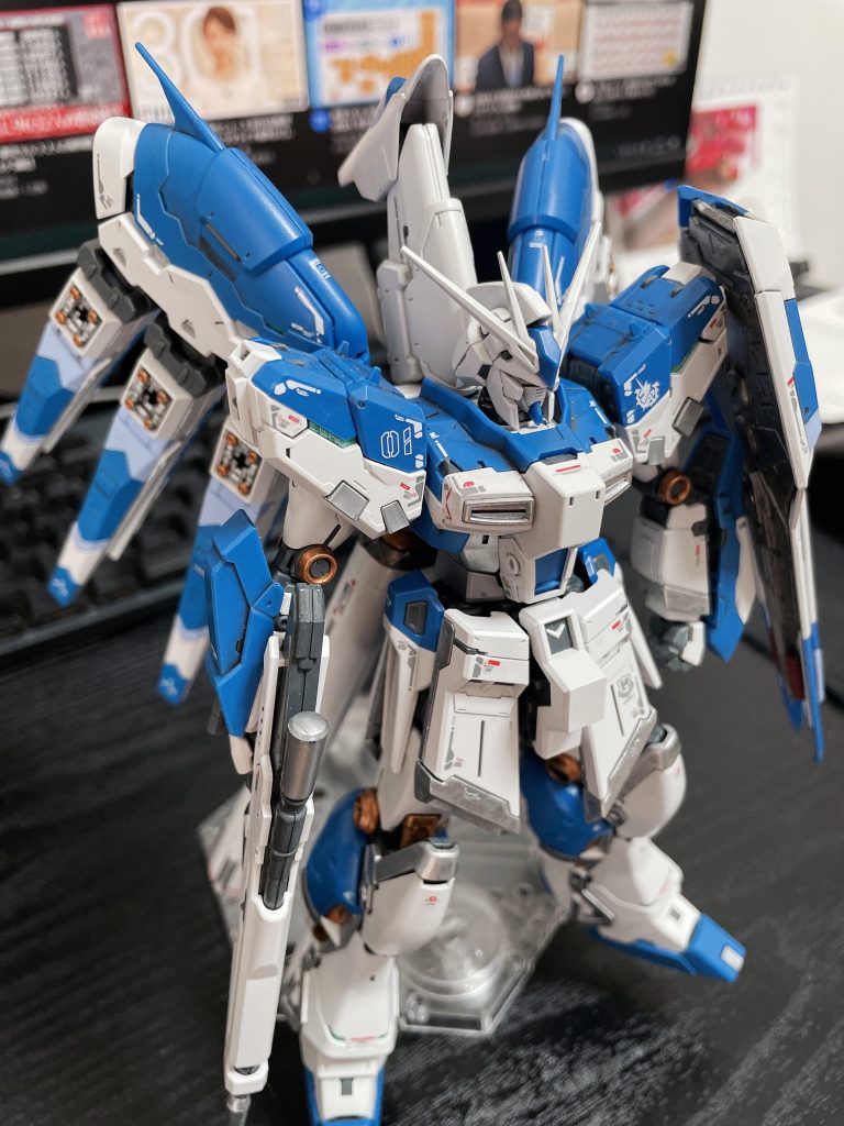 ゴールド、シルバーは成型色が好きではなかったので、筆塗りで塗り直しています。