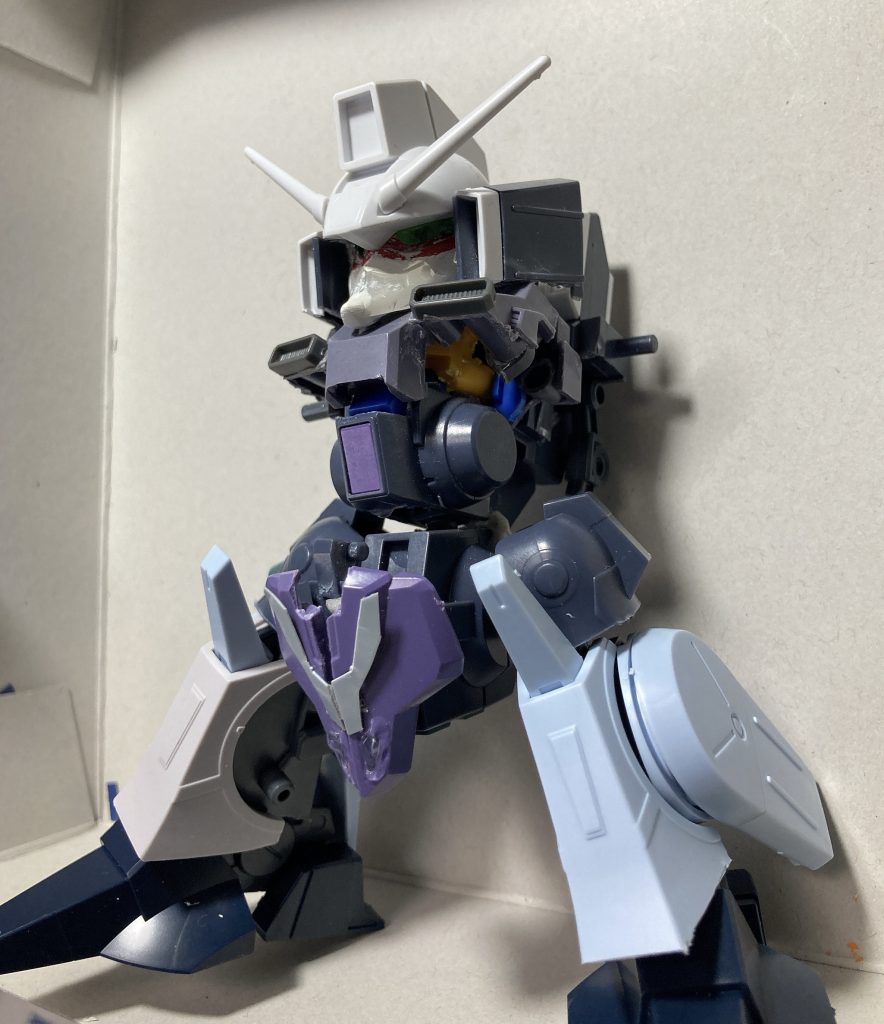 胸の中にEGガンダムを仕込み、足をつけました