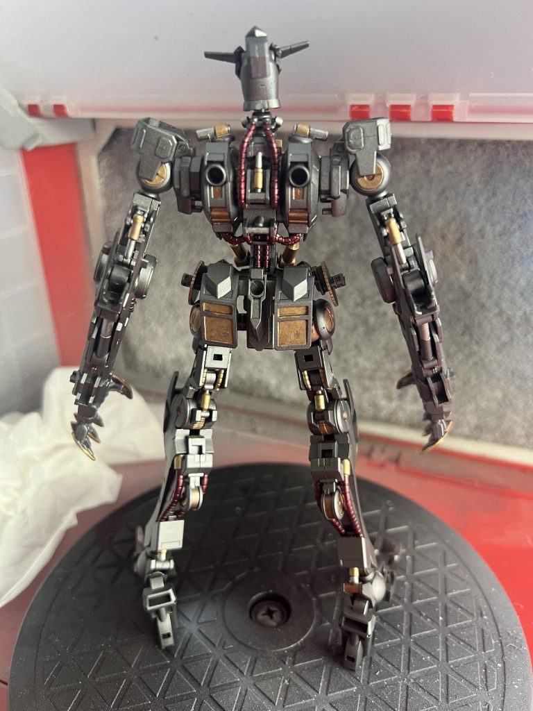 フレーム背面今回はガンダムフレーム含め全塗装してみました。1／100サイズの全塗装は初めてでしたが、MGよりはパーツ少ないのでよかったかと思います。全体的に暗めの色になりましたが、満足しています。