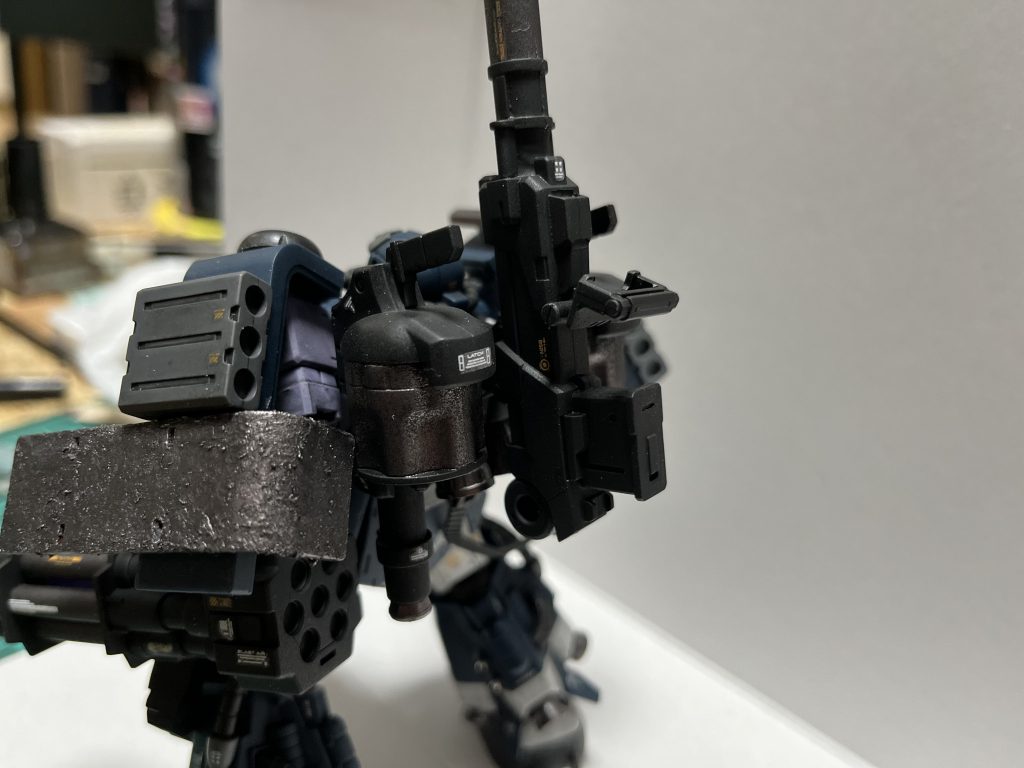 背面から。バックパックは通常のオリジン版のザクのものに付け替え、その分武装をモリモリしました。中央部にこれだけ銃身長けりゃどこまでも飛ぶだろうとロングレンジキャノンを。側面にはコトブキヤのリボルバーランチャーですが、銃口にバーニアを付けて、それぞれ6本のエネルギータンクを内蔵した緊急接近・離脱用のブースターという脳内設定で遊んでます。プロペラントタンクって個人的には長くて邪魔だなあって思うことが多いので、この設定気に入ってしまいました。