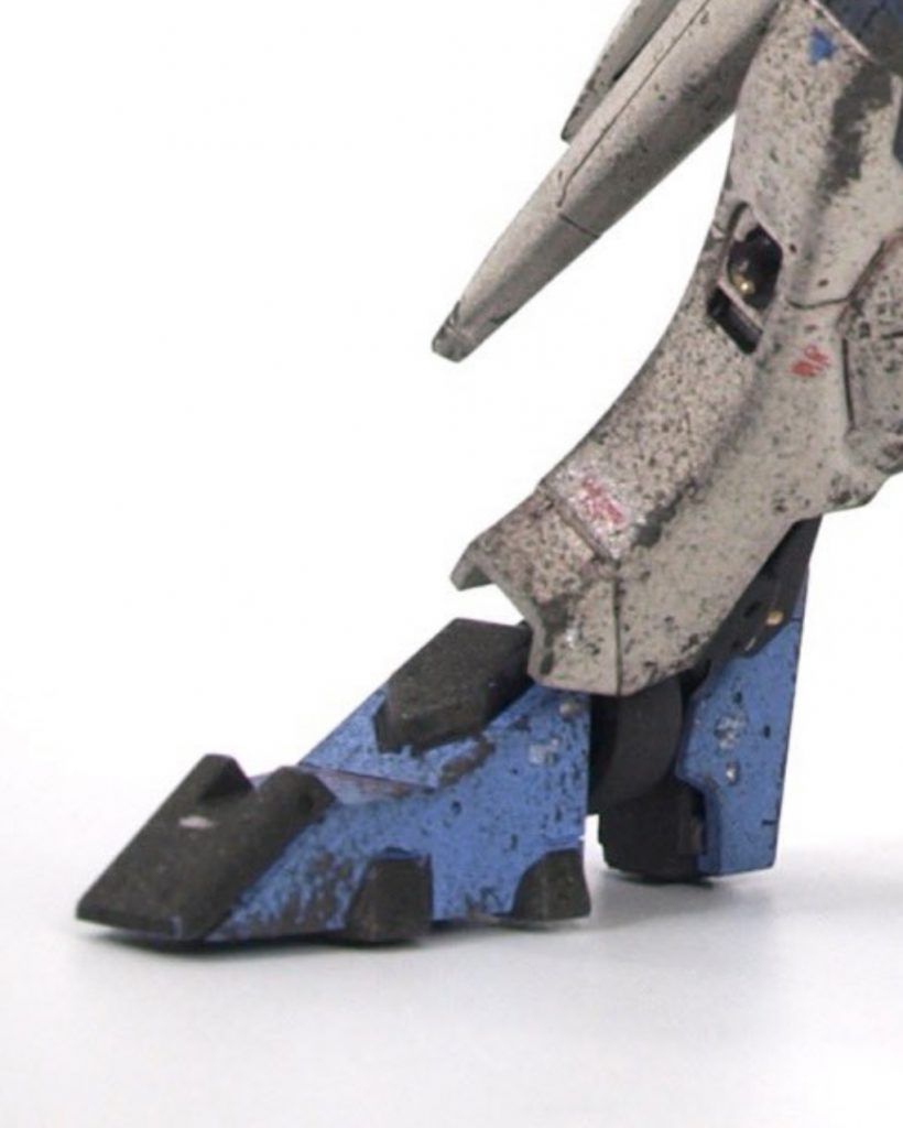 つま先の黒い部分、一面だけが黒い設定なんですがスジ彫って別パーツに見える風にして塗装していますカカトの土踏まず側の段落ちになっていたプラスチック部分もカットして中のフレームのカカトが一部見えるようにしてます