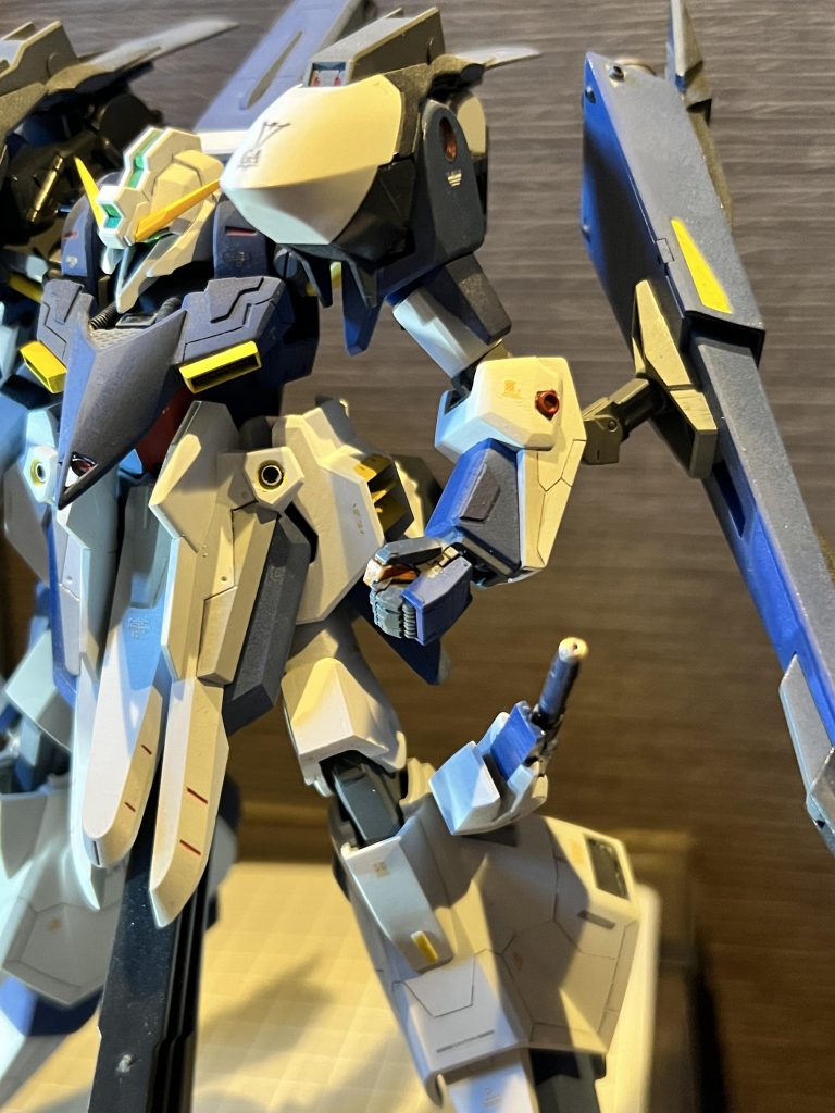 ムーバブル・バインダーの接続軸を2軸化して、可動の自由度を上げてます。脚部ビームキャノンは取り外してビームサーベルになるようにしました。あ、太腿は4㎜延長してスタイルアップしてます。