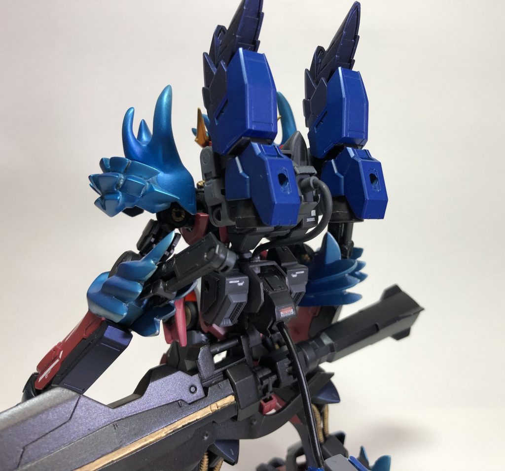 背面。スクラッチした腰部ユニットからワイヤーを出せるように改造。ついでにバスターソードマウントラックを増設しました。これにより展開時はラックがアクションベースの接続部に干渉してアクションベースでの展示が困難になる由々しき事態に。