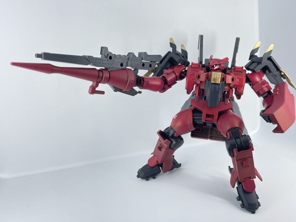 GN-Xの開発データなどが参考にされ試作GNランスなどテスト開発された武装を装備