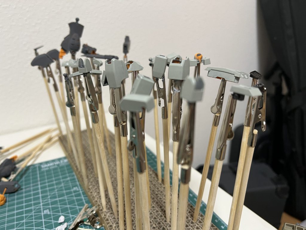 オレンジ一色だったので、宇宙世紀でも出てきそうなカラーに変更しようと、アクリジョンベースを下地に水性カラーで筆塗りをしました！