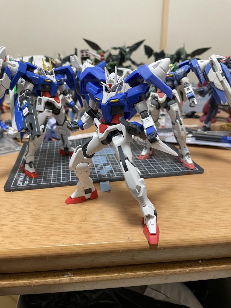 この段階で筋彫りのやり直しと表面処理は90%は済んでいますので後は合わせ目処理をして塗装に入ります。背後のダブルオーライザーは他の方の製作したやつを買った中古品ですがどちらも勉強になる出来です!部品取りになりますが…(⌒-⌒; )