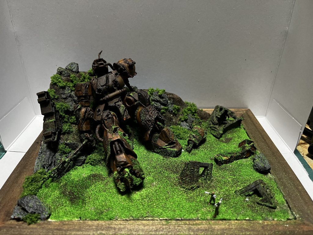 機体はどのみち壊すし汚すし…ということでHGUC版のザクⅡを使用し、流石に見えそうな脛の部分だけは合わせ目消しをしたくらいですかね。