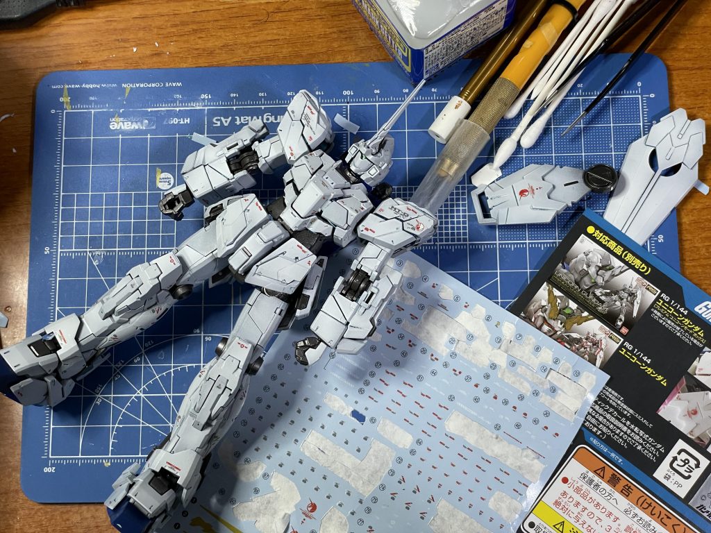 たまたまRGユニコーンガンダム用のガンダムデカール を買ってあったので使用しました。ユニコーン本体のデカールは共通かと思いきや、肩のマーキングが異なり、番号もずれてました。アームドアーマーのデカールはないのでキット付属のリアリスティックデカールを使用してます。
