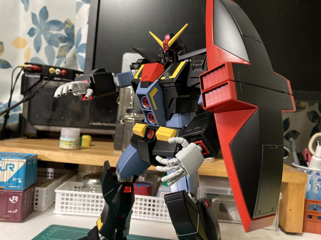 完全変形が売りの一つですが、塗装剥がれたり破損が怖いので一回も変形させてません。普通にポージング付けてるだけでも関節部の色が削れてるので、変形なんてさせた日には目も当てられない事になりそうで。私ビビってます。