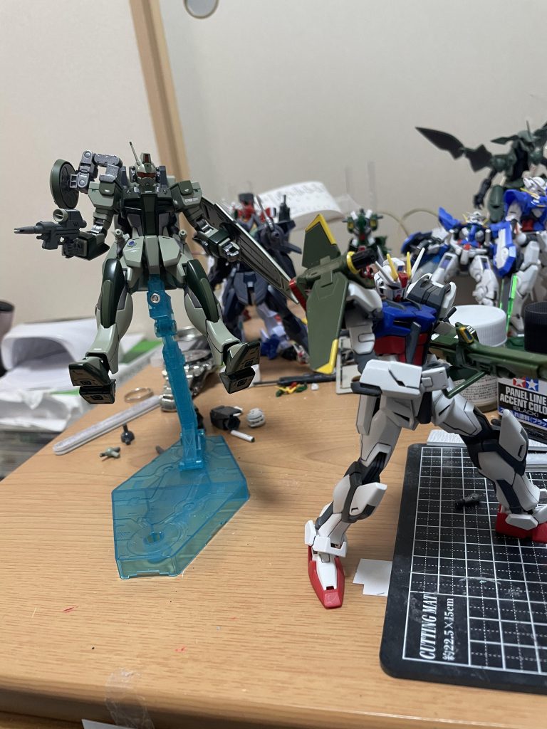 陸戦ガンダムのバックパックをエネルギーコンテナに見立てて高火力機体の補給と近距離戦になった場合の護衛として作られたサポートストライカーを搭載